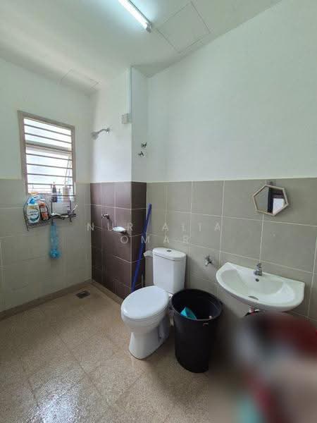 Townhouse for Sale in Sungai Buloh (Selangor) - Nur Alia Omar - Bathroom - PropertyGuru.com.my