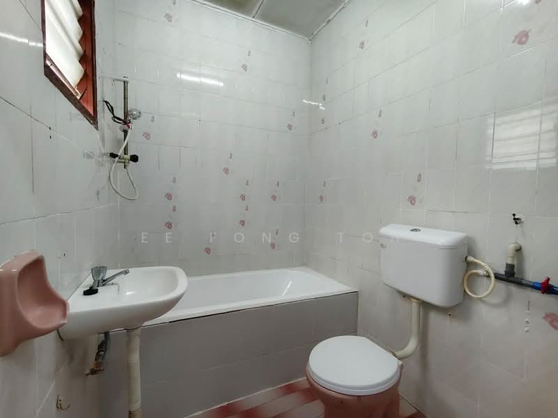 1-storey Terraced House for Sale in Taman Ungku Tun Aminah (Skudai) - Ee Fong Toh - Bathroom - PropertyGuru.com.my