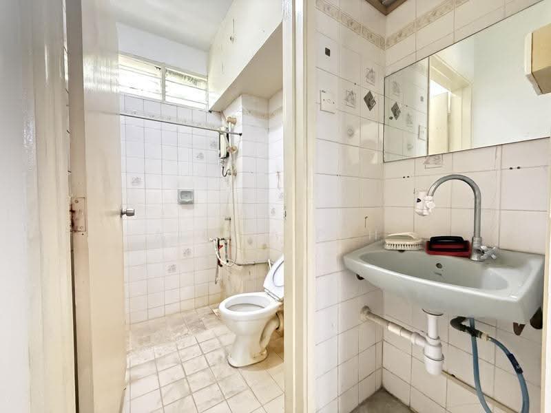 Pangsapuri untuk Dijual di Melati Apartments - Alicia Poh - Bathroom - PropertyGuru.com.my