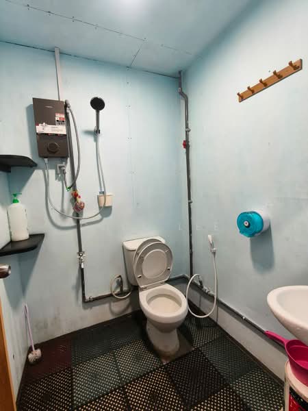 Hotel / Resort for Sale in Kampung Kong Kong Laut (Pasir Gudang) - Coco Lee - Bathroom - PropertyGuru.com.my