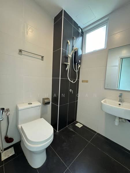 Kediaman Servis untuk Dijual di Twin Danga Residence - Ethan Gan - Bathroom - PropertyGuru.com.my