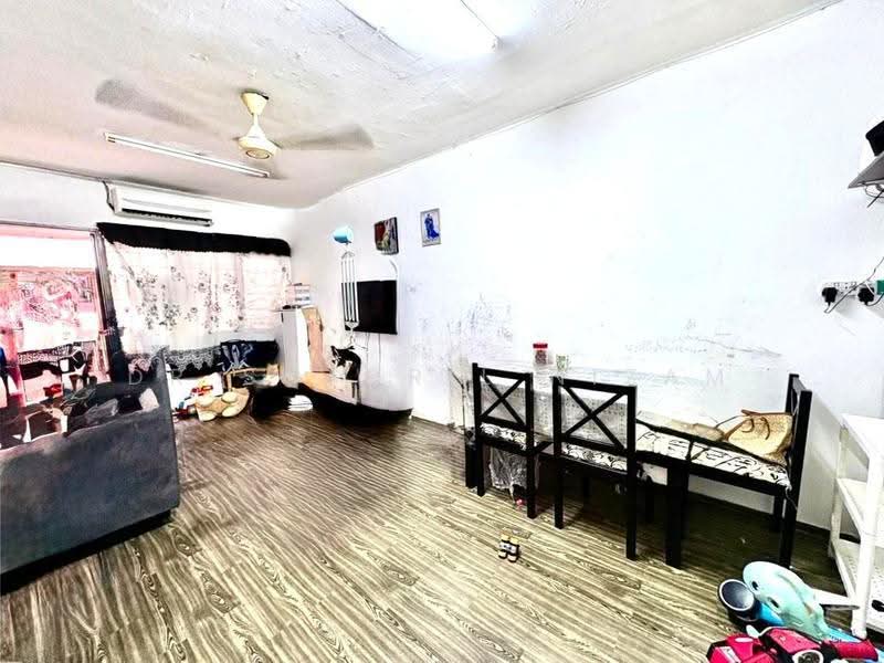 Rumah Flat untuk Dijual di Puchong Permai - Dr Shahril Nizam - Living Room - PropertyGuru.com.my