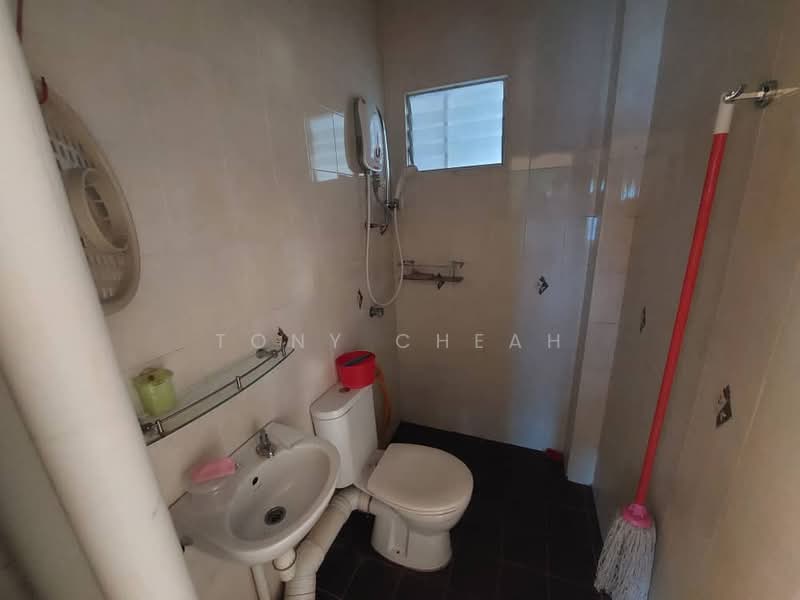 Pangsapuri untuk Dijual di Sri Kristal - Tony Cheah - Bathroom - PropertyGuru.com.my