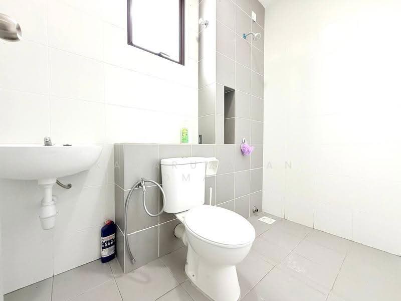 Rumah Teres untuk Dijual di Eco Grandeur (Puncak Alam) - Kamaruzaman Omar - Bathroom - PropertyGuru.com.my