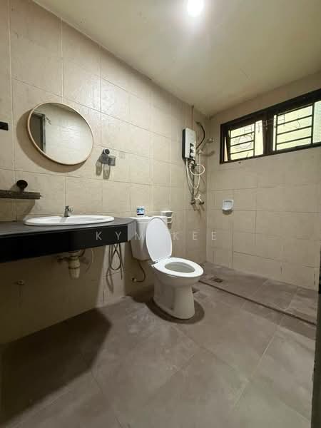 Pangsapuri untuk Dijual di Larkin Residence - Kym Kee - Bathroom - PropertyGuru.com.my