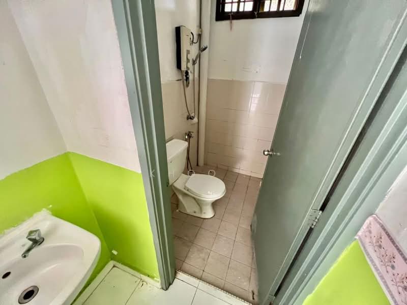 1.5-storey Terraced House for Rent in Taman Pelangi Indah (Ulu Tiram) - Khoo . - Bathroom - PropertyGuru.com.my