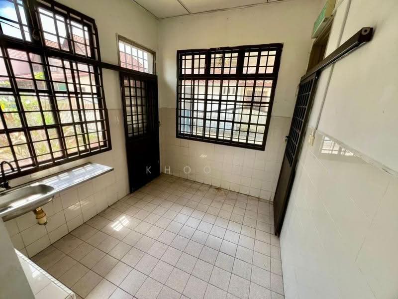 1.5-storey Terraced House for Rent in Taman Pelangi Indah (Ulu Tiram) - Khoo . - Kitchen - PropertyGuru.com.my
