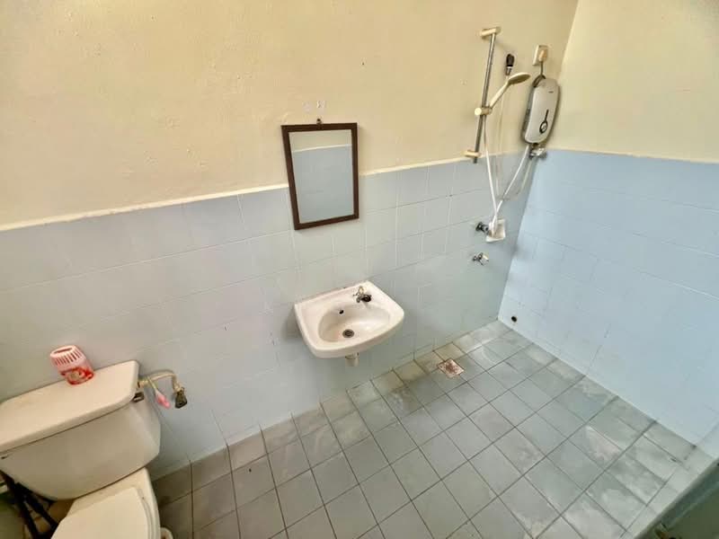 1.5-storey Terraced House for Rent in Taman Pelangi Indah (Ulu Tiram) - Khoo . - Bathroom - PropertyGuru.com.my