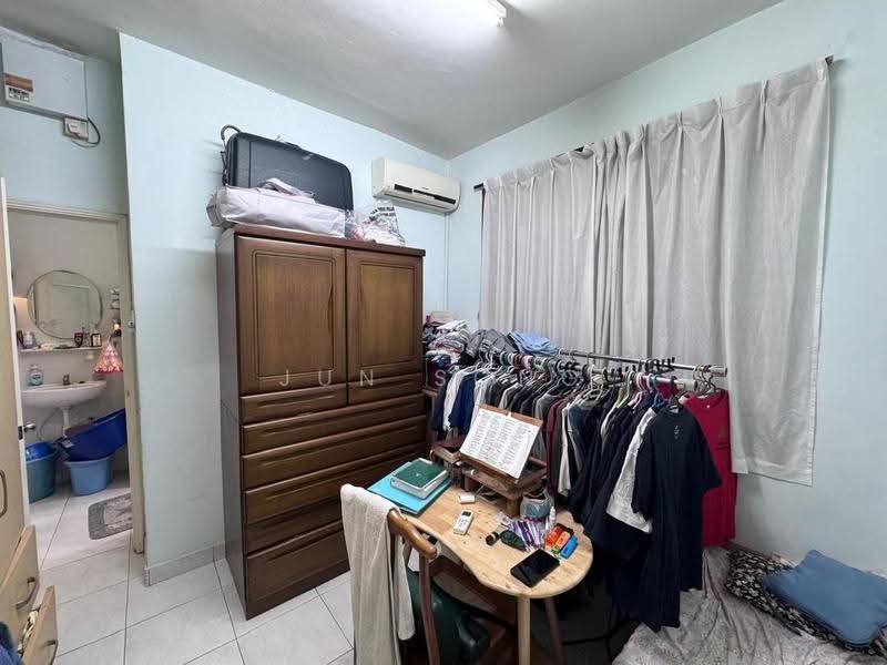 Rumah Teres 1.5-Tingkat untuk Dijual di Taman Molek (Johor Bahru) - Jun Song - Bedroom - PropertyGuru.com.my
