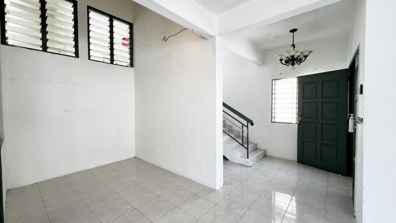 Rumah Berkembar untuk Dijual di Taman Equine (Seri Kembangan) - Sasha Goh - Entrance - PropertyGuru.com.my
