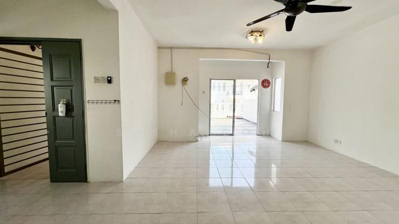 Rumah Berkembar untuk Dijual di Taman Equine (Seri Kembangan) - Sasha Goh - Living Room - PropertyGuru.com.my