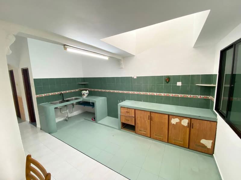 1-storey Terraced House for Rent in Taman Ungku Tun Aminah (Skudai) - Li Wei - Kitchen - PropertyGuru.com.my