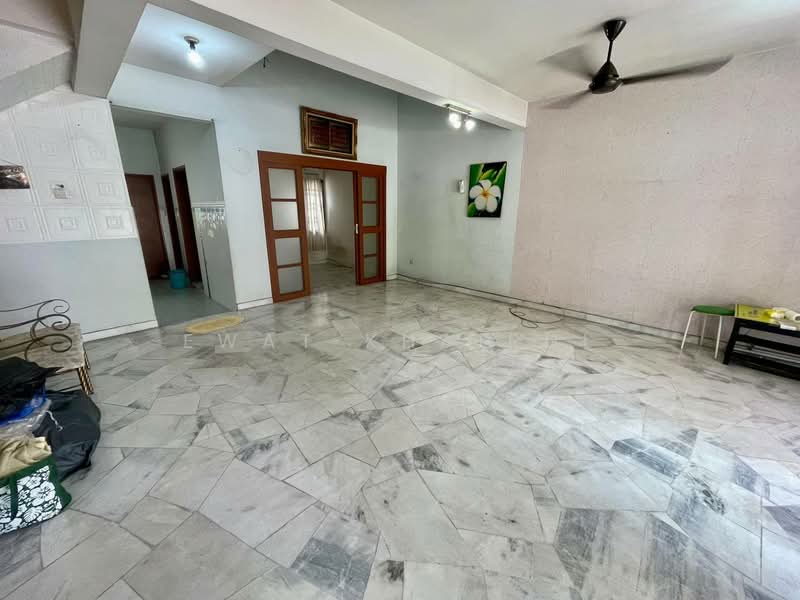 Rumah Teres 2-Tingkat untuk Disewa di Putra Bestari (Subang Jaya) - Ewat Khairul - Living Room - PropertyGuru.com.my