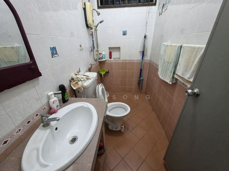1-storey Terraced House for Sale in Taman Molek (Johor Bahru) - Jun Song - Bathroom - PropertyGuru.com.my