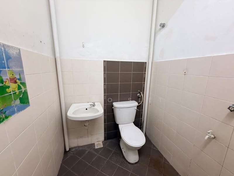 1-storey Terraced House for Sale in Taman Krubong Jaya (Krubong) - Mario Seet - Bathroom - PropertyGuru.com.my