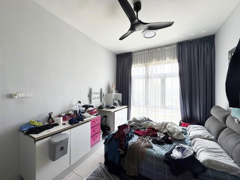 Kediaman Servis untuk Dijual di 8Scape Residence @ Sutera - Rain Ng - Bedroom - PropertyGuru.com.my