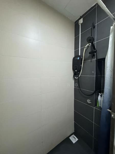 Kediaman Servis untuk Dijual di 8Scape Residence @ Sutera - Rain Ng - Bathroom - PropertyGuru.com.my