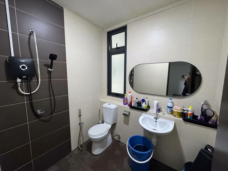Kediaman Servis untuk Dijual di 8Scape Residence @ Sutera - Rain Ng - Bathroom - PropertyGuru.com.my