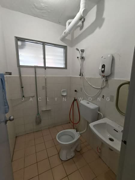Flat for Rent at Sri Putra Apartment - Jaclyn Wong - Bathroom - PropertyGuru.com.my