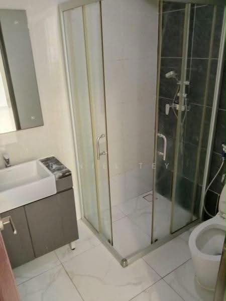 Condominium for Rent at Bay Laurel @ Country Garden Danga Bay - Daniel Tey - Bathroom - PropertyGuru.com.my