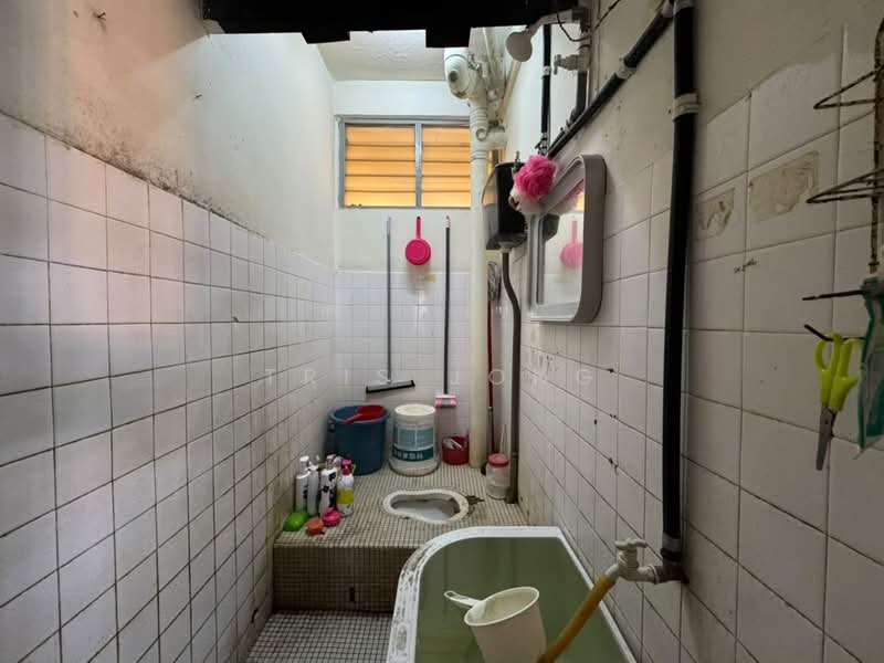 Pangsapuri untuk Dijual di Merak Apartment - Tris Jong - Bathroom - PropertyGuru.com.my