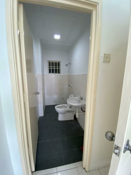 Pangsapuri untuk Dijual di Jalil Damai Apartments - John Khaw - Bathroom - PropertyGuru.com.my