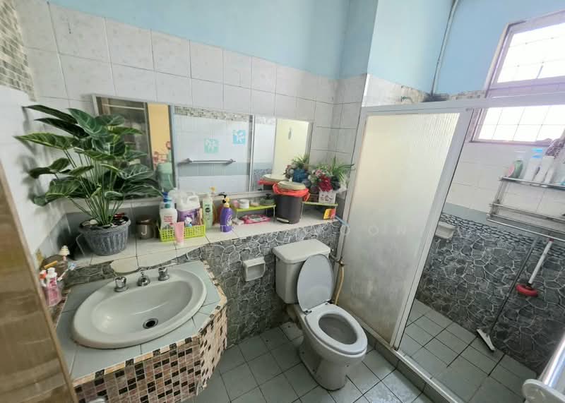 2-storey Terraced House for Sale in Usj 17 (Subang Jaya) - Justin Voon - Bathroom - PropertyGuru.com.my