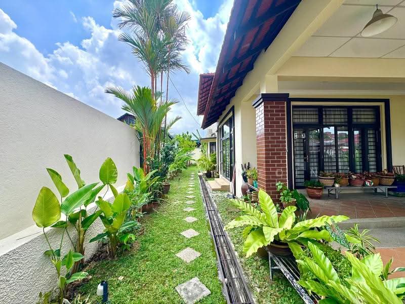 Bungalow House untuk Dijual di Kampung Tunku (Petaling Jaya) - Adzura Zamedin - Exterior - PropertyGuru.com.my