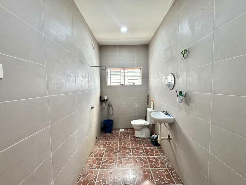 Bungalow House for Sale in Kota Perdana (Seri Kembangan) - Adzura Zamedin - Bathroom - PropertyGuru.com.my