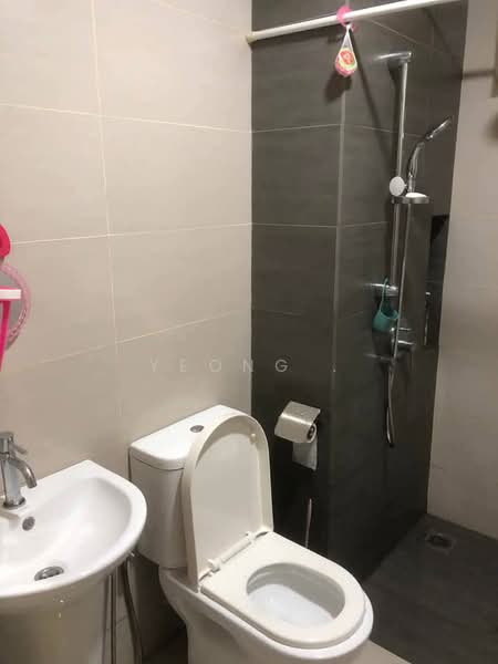 Kediaman Servis untuk Dijual di Cybersquare - Yeong . - Bathroom - PropertyGuru.com.my