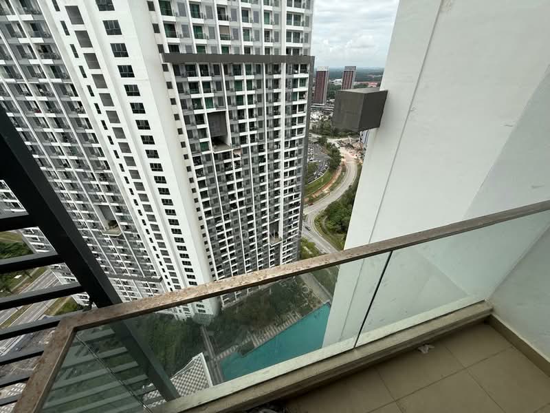 Kediaman Servis untuk Dijual di Cybersquare - Yeong . - Balcony - PropertyGuru.com.my