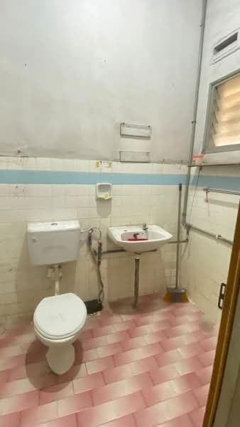 Rumah Teres 2-Tingkat untuk Dijual di Taman Sentosa (Johor Bahru) - Seven Tay - Bathroom - PropertyGuru.com.my