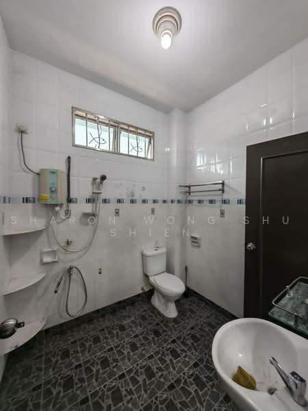 2-storey Terraced House for Rent in Austin (Johor Bahru) - Sharon Wong Shu Shien - Bathroom - PropertyGuru.com.my