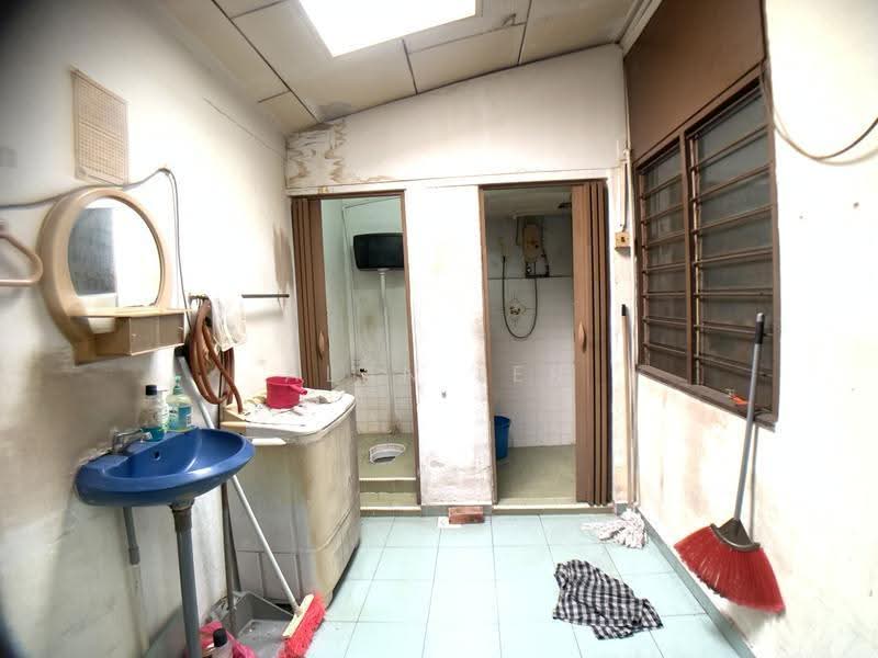1-storey Terraced House for Rent in Lima Kedai (Skudai) - Alan Ler - Bathroom - PropertyGuru.com.my