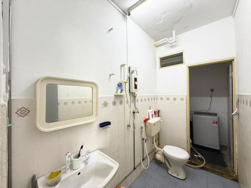 Kondominium untuk Dijual di Relau Indah Condominium - Jen Choo - Bathroom - PropertyGuru.com.my