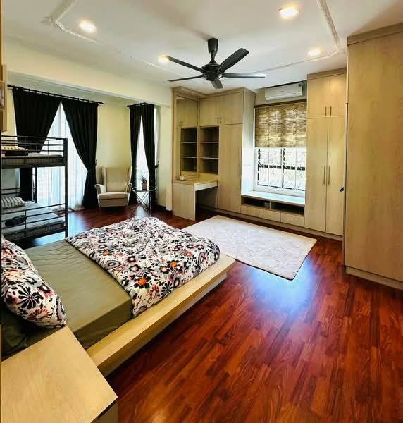Townhouse for Sale in Bukit Gita Bayu (Seri Kembangan) - Evanslee . - Bedroom - PropertyGuru.com.my