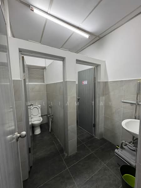 Kilang Berkembar untuk Dijual di Taman Perindustrian Cemerlang (Ulu Tiram) - William Tay - Bathroom - PropertyGuru.com.my
