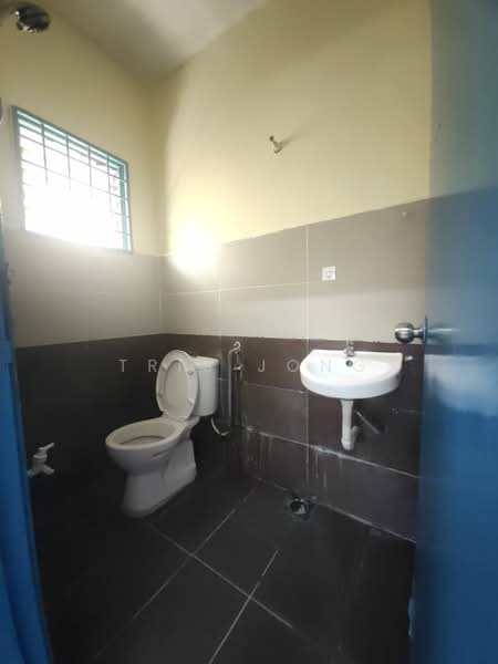Rumah Teres 1-Tingkat untuk Dijual di Taman Velox (Rawang) - Tris Jong - Bathroom - PropertyGuru.com.my