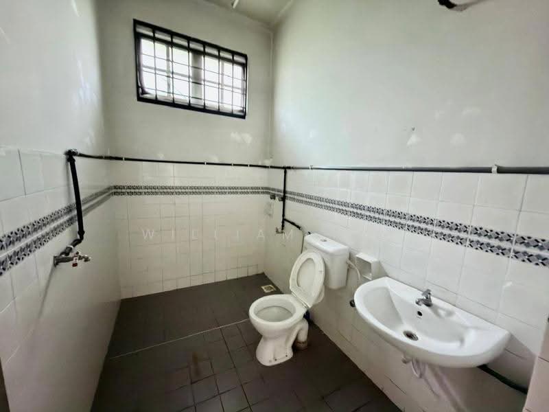 Semi-Detached House for Sale in Taman Munsyi Ibrahim (Johor Bahru) - William Tay - Bathroom - PropertyGuru.com.my