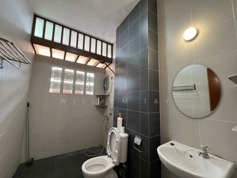Cluster House for Sale in Taman Sutera Utama (Skudai) - William Tay - Bathroom - PropertyGuru.com.my
