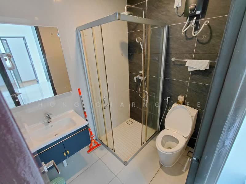 Condominium for Rent at Bay Laurel @ Country Garden Danga Bay - Hong Charng Lee - Bathroom - PropertyGuru.com.my