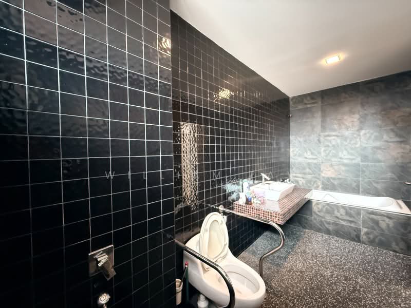 Semi-Detached House for Sale in Bandar Dato Onn (Tebrau) - William Tay - Bathroom - PropertyGuru.com.my