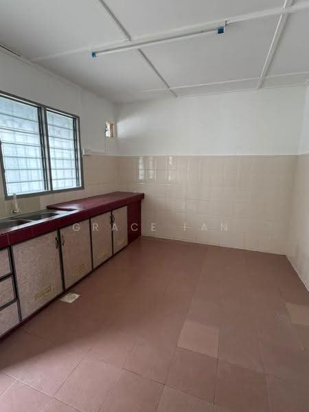 Rumah Teres 2-Tingkat untuk Dijual di Taman Kluang Indah (Kluang) - Grace Fan - Kitchen - PropertyGuru.com.my