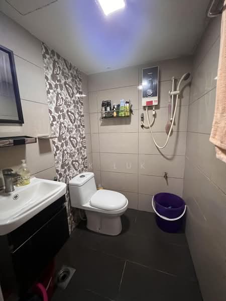 Pangsapuri untuk Dijual di Rajawali Apartment - SK Luk - Bathroom - PropertyGuru.com.my