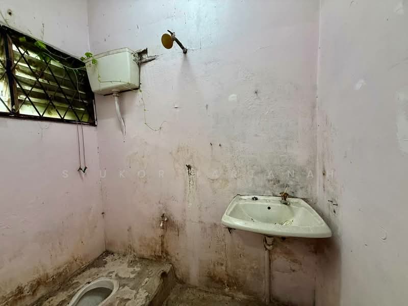 Rumah Teres 2-Tingkat untuk Dijual di Rawang (Selangor) - Syukor Hartanah - Bathroom - PropertyGuru.com.my