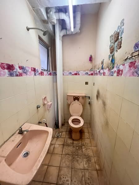 Apartment for Rent at Pangsapuri Taman Bukit Rawang Putra - Vincent Tan - Bathroom - PropertyGuru.com.my