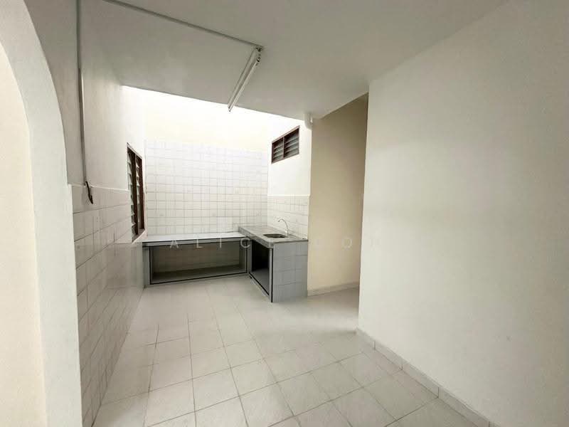 1-storey Terraced House for Sale in Taman Ungku Tun Aminah (Skudai) - Alice Goh - Kitchen - PropertyGuru.com.my