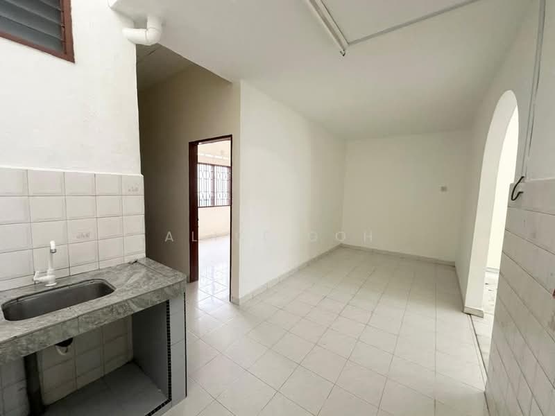 1-storey Terraced House for Sale in Taman Ungku Tun Aminah (Skudai) - Alice Goh - Kitchen - PropertyGuru.com.my