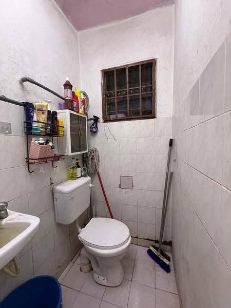 Rumah Teres 2-Tingkat untuk Dijual di Taman Molek (Johor Bahru) - Anson Hiong - Bathroom - PropertyGuru.com.my