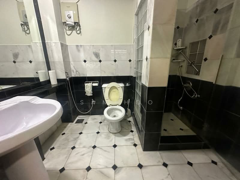 3-storey Terraced House for Sale in Sri Hartamas (Kuala Lumpur) - Sam Hoo - Bathroom - PropertyGuru.com.my